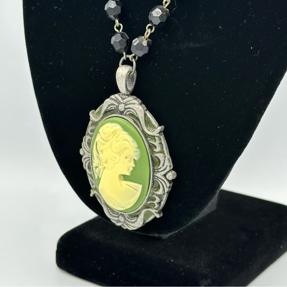 Vintage Victorian Green Cameo Pendant Necklace